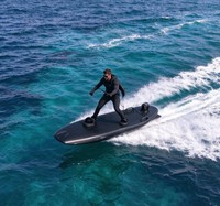 Planche de surf électrique en gros d'usine, planche de surf à jet en EPP, charge utile de 150 kg, moteur auto-refroidissant, autonomie de 45 minutes pour la location de sports nautiques