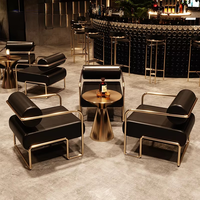 Salle privée du restaurant Sem, bar de l'hôtel, coin salon, café de style industriel, table et chaises en acier inoxydable