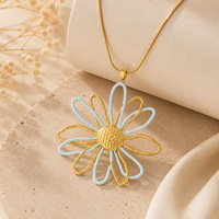 Collier pendentif fleur marguerite en acier inoxydable plaqué or 18 carats pour femme, breloque émaillée creuse, étanche, hypoallergénique, cadeau bijou