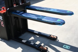 Apilador Eléctrico Everlift ELES-15F, 1500 kg, Elevación de 2 m, Mini Apilador Autoelevador, Elevador de Palés para Almacén, Manipulación de Materiales - Product Image 4