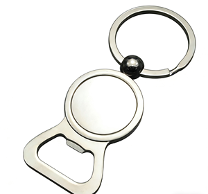 Porte-clés décapsuleur en métal personnalisé de haute qualité avec logo sur mesure pour cadeau de mariage - Product Image 2