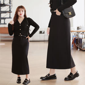 Jupe longue en maille unie noire pour femme Runqi N8774, grande taille, style OL, avec fente arrière droite, collection automne - Product Image 1