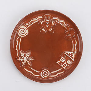 Portavelas de Cerámica con Forma de Hombre de Jengibre Festivo - Portavelas Navideño Marrón con Detalles Blancos, Decoración Navideña - Product Image 4