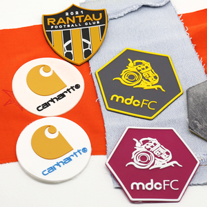 Tùy chỉnh in ấn <span class=keywords><strong>3D</strong></span> logo dập nổi sắt-<span class=keywords><strong>on</strong></span> Thiết kế quần áo may mặc t Áo sơ mi hat sắt trên cao su huy hiệu Silicone truyền nhiệt vá - Product Image 2