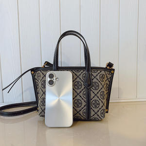 Sac fourre-tout pour femme luxueux et élégant. Sac à main de créateur en PU de haute qualité. - Product Image 3