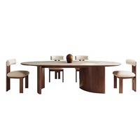 Table à manger moderne de luxe en pierre frittée de travertin de style français vintage, forme goutte d'eau, avec base en bois de frêne massif pour villa