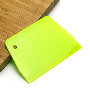 Grattoir <span class=keywords><strong>à</strong></span> <span class=keywords><strong>pâte</strong></span> trapézoïdal <span class=keywords><strong>en</strong></span> plastique vert grattoir <span class=keywords><strong>de</strong></span> bord <span class=keywords><strong>de</strong></span> <span class=keywords><strong>gâteau</strong></span> <span class=keywords><strong>en</strong></span> plastique coupe-<span class=keywords><strong>pâte</strong></span> grattoir beurre crème lisseur - Product Image 1