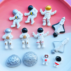 Abalorios de Resina Planos de Astronauta Espacial, Cohete, OVNI, Dibujos Animados, Galaxia y Planeta para DIY, para Fundas de Teléfono, Imanes de Nevera y Decoración de Coche, Venta al por Mayor - Product Image 1