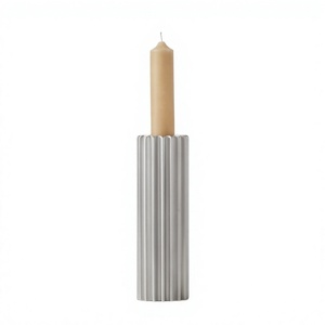 Candelabro de Aluminio Acanalado de Lujo, Forma Cilíndrica, Acabado Plateado, Soporte para Velas, Diseño Interior Minimalista - Product Image 1
