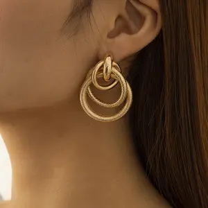 2021 새로운 보석 패션 뱀 귀걸이 레트로 금속 움푹 들어간 표면 와인딩 골드 여러 작은 원형 펜던트 귀걸이