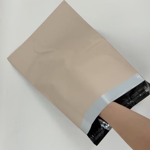 Bolsa de Envío de Poliéster Mate Color Beige Durazno de 12x16 Pulgadas con Impresión de Logotipo Personalizado, Impermeable y Autoadhesiva para Ropa - Product Image 5