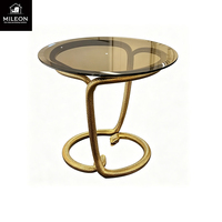 Table d'appoint de luxe en laiton serpentin avec plateau rond en verre trempé, table basse design moderne, idéale pour les villas et les hôtels