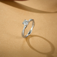 패션 럭셔리 S925 스털링 실버 반지 여성 트위스트 암 네 발톱 0.5 캐럿 Moissanite 반지 결혼 선물 여성 보석