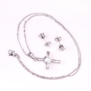 Conjunto de Joyería de Acero Inoxidable con Colgante y Pendientes de Diamantes Cruzados Brillantes y Delicados para Mujeres y Hombres - Product Image 6