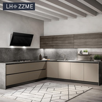 Armoires de cuisine sur mesure en MDF laqué brillant en forme de L avec appareils électroménagers et évier, résistantes à l'humidité, durables pour usage résidentiel
