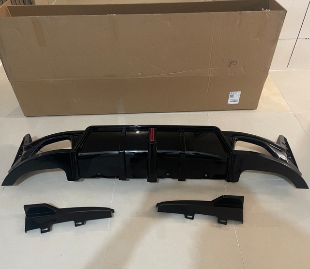 2026 New Style Carbon Fiber 330I 335i M340i Rear Bumper Diffuser for BMW G20 M-Sport 3 Series 2019-2022 Rear Diffuser with Lamp