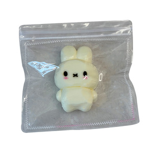 Jouet à presser en silicone de qualité alimentaire, incroyablement réaliste, en forme de lapin de 7 cm, personnage de dessin animé populaire pour tous les âges, adorable objet anti-stress - Product Image 1