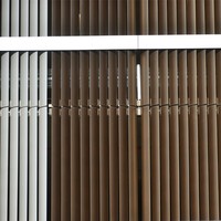 Persienne en aluminium 6063 Persienne en grain de bois extrudé Pare-soleil de jardin Clôtures à revêtement en poudre Écran de confidentialité