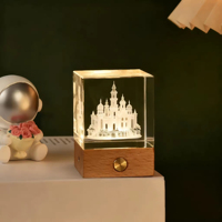 Cubo de cristal ligero Led alimentado por USB de alta calidad HBL Cubo en blanco de cristal grabado con láser 3D con base de madera