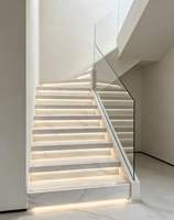Marches d'escalier en marbre moderne veiné or de luxe, carreaux de porcelaine pour escalier intérieur, un ensemble
