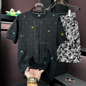 Abito estivo da <span class=keywords><strong>uomo</strong></span> europeo e americano di alta qualità 2026 nuova t-shirt ricamata a maniche corte pantaloncini da due pezzi - Product Image 1