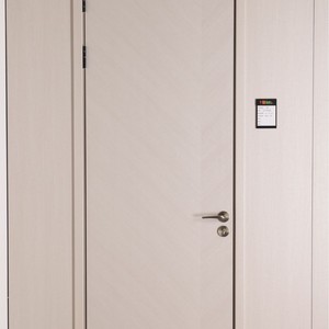 Porte intérieure minimaliste en MDF avec isolation acoustique, design à battant manuel, surface finie - Product Image 1