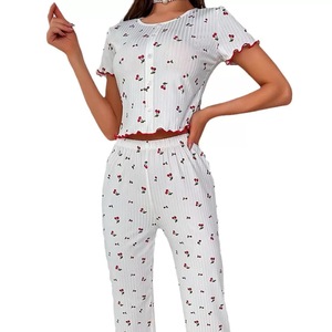 Ensemble de pyjama pour femmes à motif cerise avec bordure à volants et boutons sur le devant, manches courtes et pantalon, vêtements de maison pour femmes - Product Image 3