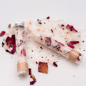 مجموعة هدايا أملاح الاستحمام النقية 100% من S&Soak، أملاح البحر الميت والهيمالايا الصديقة للبيئة، مع بتلات الزهور العطرية الجافة برائحة الورد واللافندر والأعشاب - Product Image 6