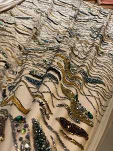 Tissu en dentelle perlée brodé à la main élégant avec maille à paillettes pour robes de créateurs et vêtements d'occasion - Product Image 4