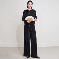 Ensemble deux pièces plissé de style chinois pour femmes, haut à manches longues avec appliques florales et pantalon large, tenue coordonnée élégante et zen