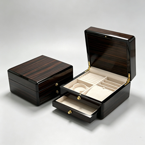 Boîte à montres carrée en bois grainé noir avec tiroir et doublure en faux daim - Product Image 2
