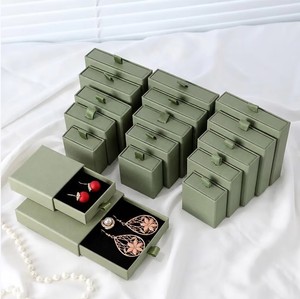Caja de Regalo de Joyería de Papel Cuadrada de Lujo en Verde <span class=keywords><strong>Oliva</strong></span> con Relieve, Cierre Deslizante y Tamaño Personalizado, Lista para Enviar - Product Image 3