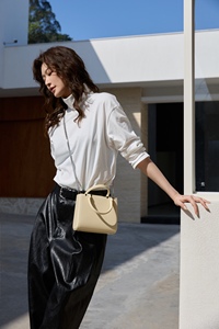 Sac à main structuré carré en cuir lisse avec poignée supérieure géométrique pour femme, collection Printemps/Été 2026, style chic urbain, sacoche à chaîne, personnalisation de logo en usine - Product Image 3