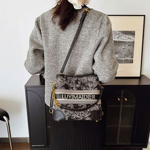 Sac seau tendance pour femmes, modèle 2025. Design à motifs géométriques. Peut être utilisé comme sac à main ou sac bandoulière. 8026 - Product Image 2