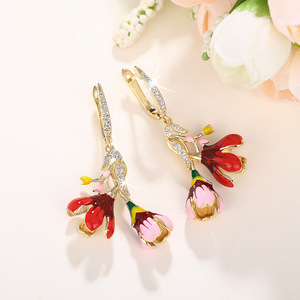 Boucles d'oreilles fleuries pastorales, accessoires et cadeaux pour femmes pour les fêtes et événements littéraires - Product Image 1