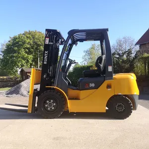 Cina 4 Wheel Drive Baru Hot Sale Pallet Lift Hidrolik Stacker Truk 2.5 Ton 3 Ton Diesel Forklift Clark Forklift Harga