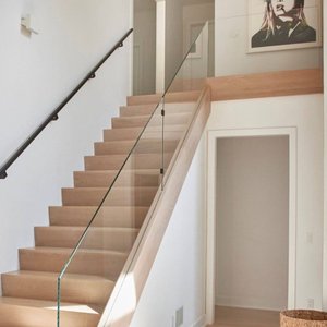 Rampe en <span class=keywords><strong>verre</strong></span> pour l'extérieur personnalisée avec balustrade en fer en alliage d'aluminium <span class=keywords><strong>Fixation</strong></span> de serrage en métal pour encastrement de <span class=keywords><strong>verre</strong></span> Cadre de balustrade pour balcon - Product Image 2