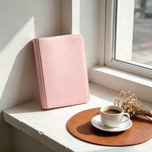 Étui Organisateur Portable Simple en Cuir PU Rose Clair avec 9 Poches Zippées pour Cartes TCG de Collection - Product Image 1