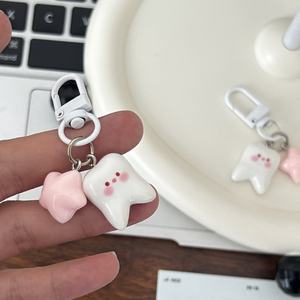 Porte-clés en résine pour dents de <span class=keywords><strong>fard</strong></span> <span class=keywords><strong>à</strong></span> joues Kawaii Porte-clés 3d <span class=keywords><strong>à</strong></span> dents blanches et pendentifs étoiles roses Porte-clés mignons Cadeaux de dentiste de <span class=keywords><strong>clinique</strong></span> dentaire - Product Image 1