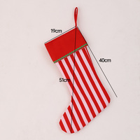 Ensemble de chaussettes de Noël rayées style preppy moderne et sacs du Père Noël en toile avec bordure à volants pour la décoration de la maison pendant les fêtes