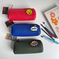 Trousse à crayons en EVA ajourée, sac à stylos à badges de dessin animé DIY, pochette de rangement de papeterie lavable et résistante à la saleté, logo personnalisé pour enfants