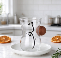 Tasse à thé en verre avec calligraphie arabe, poignée en balle de liège, soucoupe en céramique côtelée, résistante à la chaleur pour les boissons chaudes et froides