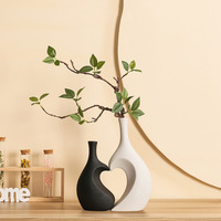 Vase en céramique moderne et contemporain pour la décoration de bureau, accessoires de mariage écologiques, options de personnalisation pour la décoration intérieure