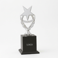 Trophée en métal avec base gravée Modèle 772/B pour les sports et les jeux