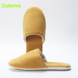 Pantofole per Ospiti d'Hotel in Tela con Logo Personalizzato Stampato, Ciabatte in Poliestere Ciniglia per Hotel Boutique e Resort - Product Image 1