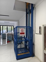 Stabile Geschwindigkeit 4-6m/min Hubgeschwindigkeit 1-2 Tonnen Tragfähigkeit Hydraulischer Stahl-Warenlift Fracht-Aufzug mit Kabelloser Fernbedienung