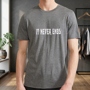 Camiseta Gris de Manga Corta para Hombre con Estampado de Letras Blancas 'It Never Ends', Cuello Redondo, Corte Regular Informal, Camiseta de Algodón Jersey - Product Image 5