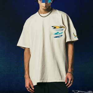 เสื้อยืดวินเทจสีขาวล้างสีสไตล์เรโทรทรงโอเวอร์ไซส์สำหรับผู้ชาย ผ้าฝ้ายล้างสี พิมพ์ลายตัวละครอนิเมะ สตรีทแวร์ เสื้อยืดแบบสั่งทำ - Product Image 1