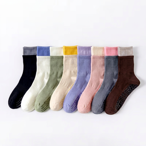 Chaussettes courtes pour femmes en coton, élasthanne et nylon, respirantes, à usage quotidien, avec imprimé lettres, tricotées, avec bord antidérapant, pour l'intérieur - Product Image 1