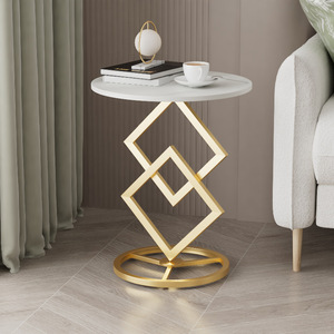 Table basse moderne minimaliste de luxe léger avec plateau en carreaux de porcelaine ; Table d'appoint compacte en métal pour petits appartements et salons - Product Image 1